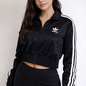 Adidas Originals cropped track jacket 🖤
Women’s size Small